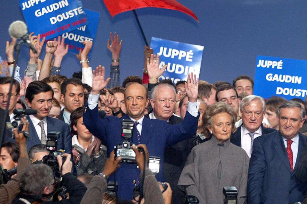 17 novembre 2002: Juppé président - Le congrès fondateur de l'UMP se déroule au Bourget (Seine-Saint-Denis). L'UMP devient l'Union pour un mouvement populaire. Alain Juppé est élu (79,42%) président pour deux ans, face notamment à Nicolas Dupont-Aignan (14,91%). Le parti, qui revendique 164.000 adhérents, rassemble les gaullistes du RPR, les libéraux de DL (Démocratie libérale) et une bonne partie des centristes de l'UDF.