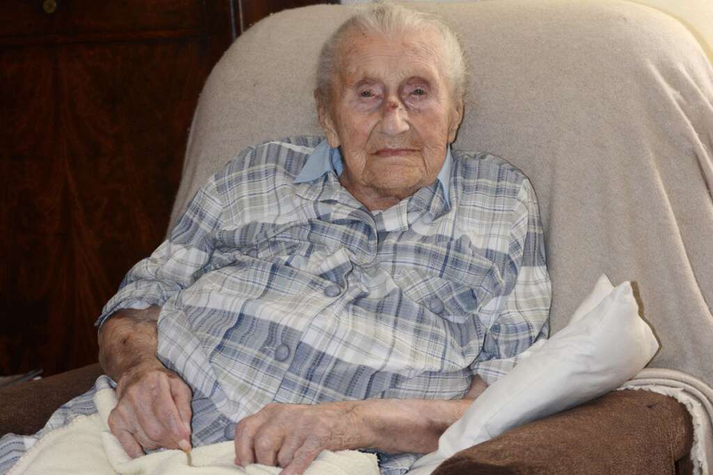4 septembre - Élisabeth Collot - La doyenne des Français, l'Iséroise Élisabeth Collot, est décédée à Échirolles, près de Grenoble, à l'âge de 113 ans. Née le 21 juin 1903 à Angelot-Blancheville en Haute-Marne, elle s'est "éteinte tranquillement dans son sommeil", a déclaré à l'AFP sa fille Marie-Thérèse Collot.  <strong>» Lire notre article complet <a href="http://www.huffingtonpost.fr/2016/09/06/elisabeth-collot-deces-doyenne-francais_n_11875422.html?1473175687" target="_blank">en cliquant ici</a></strong>