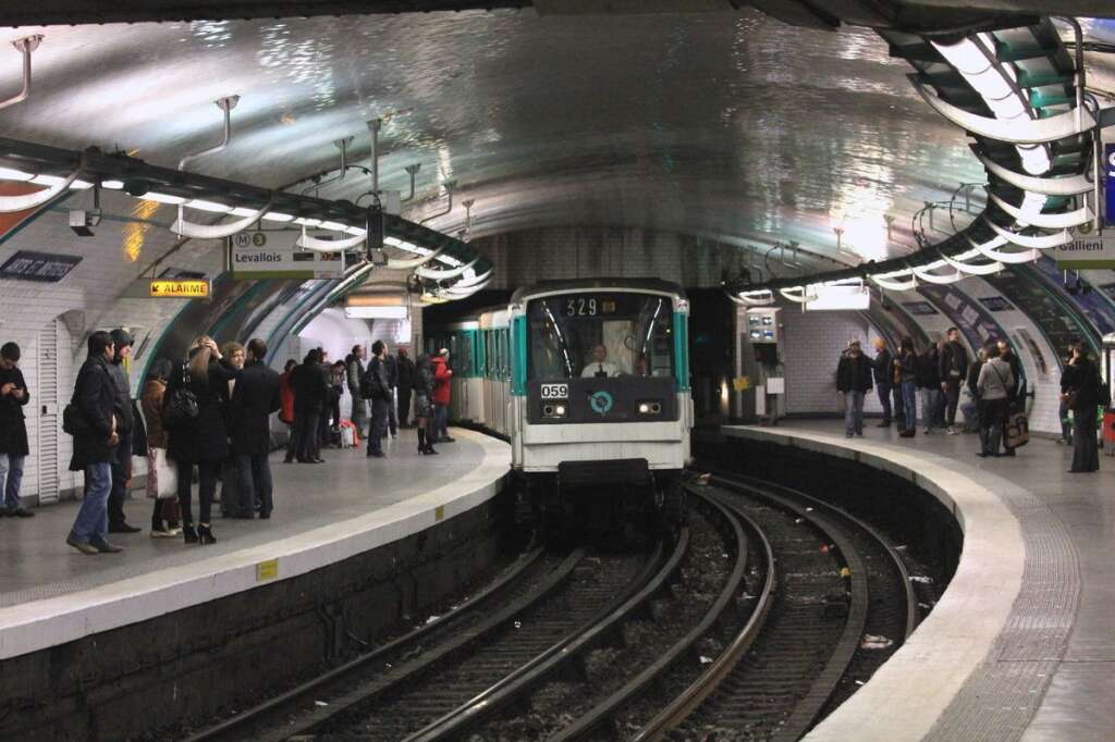 31 lignes de métro en France - La ville de Paris domine très largement ce classement avec 16 lignes de métro (dont deux aériennes), sans compter les réseaux express régionaux (RER) ou les trains de banlieue qui viennent compléter un maillage ferroviaire extrêmement dense.