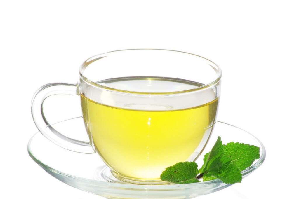 Le thé - Le remède miracle contre les coups de soleil. Ses propriétés anti-inflammatoires aident à réduire l'inflammation de la brûlure, calment la rougeur et protègent la peau contre les dommages des rayons UV. Le thé noir et le thé vert sont tous les deux efficaces. Laissez simplement reposer une tasse de thé au réfrigérateur jusqu'à ce qu'elle soit très fraîche, puis appliquer en compresse ou en un spray. Autre solution, appliquer le sachet de thé refroidi directement sur la brûlure.