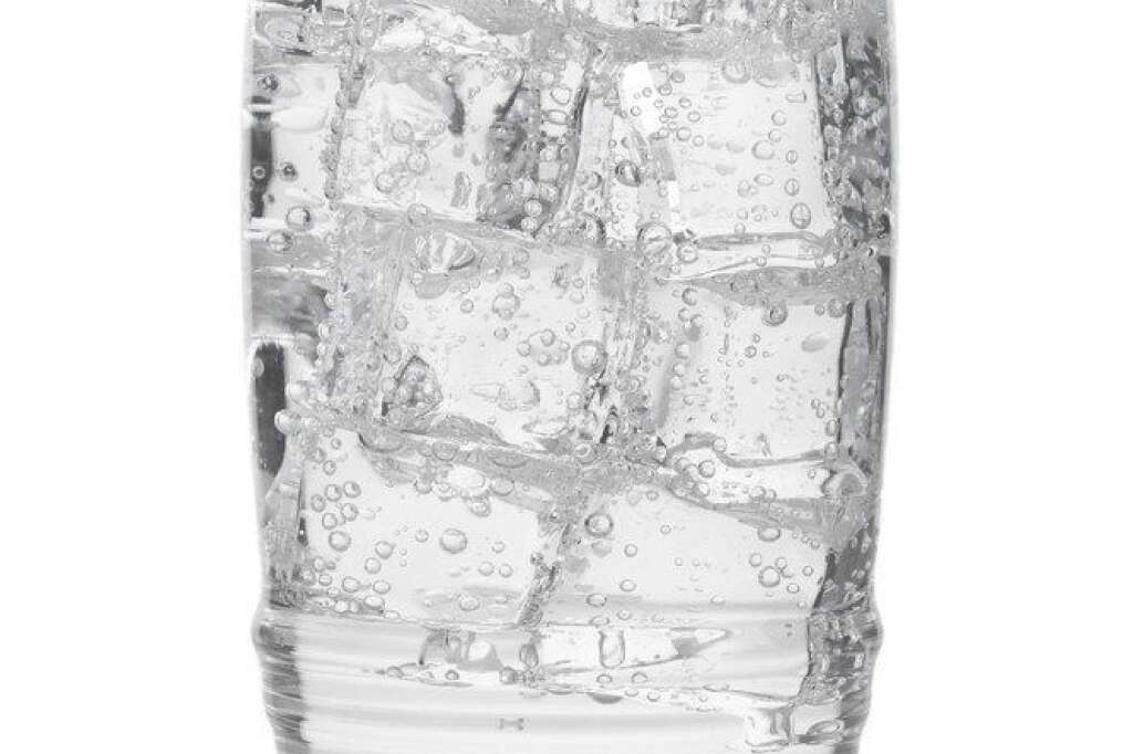 Le piège : les boissons très glacées - Même sous une forte canicule, pas besoin de mettre (trop) de glaçons dans votre verre. Ceux-ci pourraient bien vous causer des crampes d'estomac.