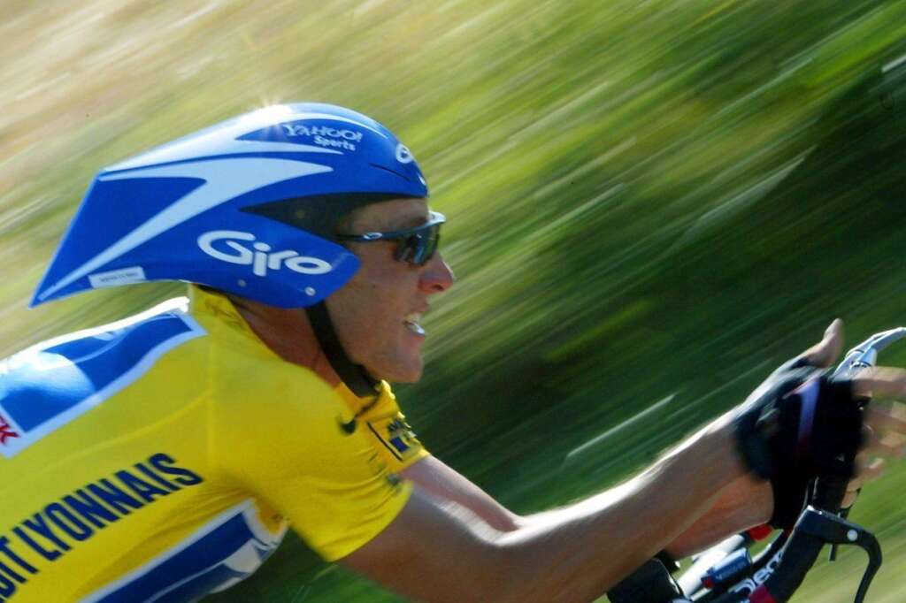2002 - En jaune, toujours pour l'US Postal, sur la 19ème étape du 89ème Tour, un contre-la-montre entre Régnié-Durette et Mâcon, le 27 juillet 2002. Amstrong gagnera l'étape et gardera le maillot.