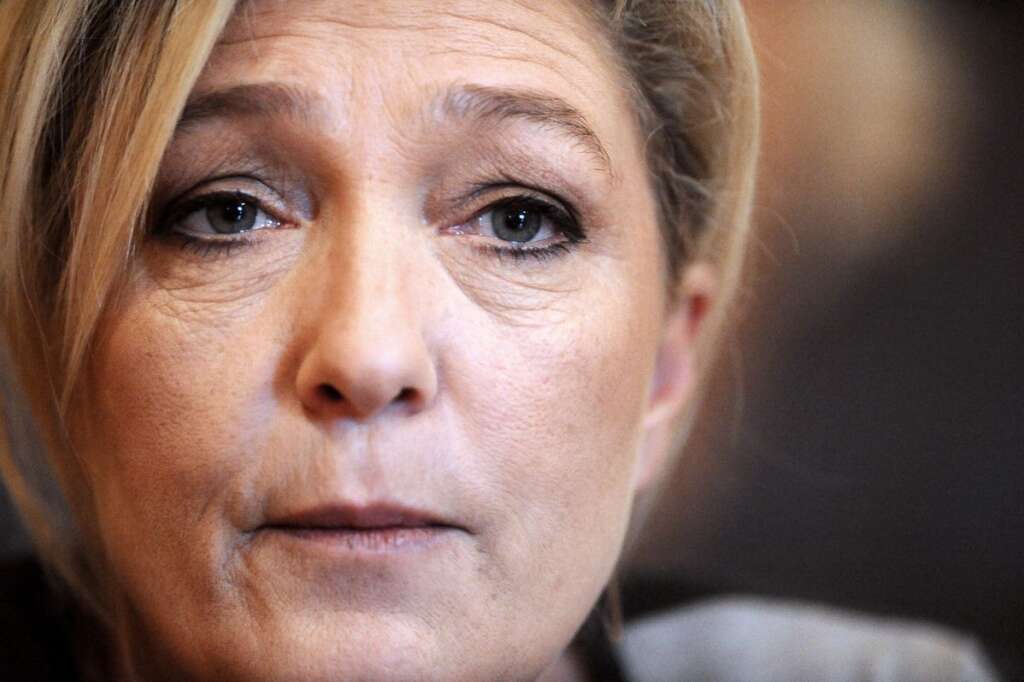 Marine Le Pen, présidente du Front national - "Quand il n'y a plus de direction au sommet de l'Etat, il n'y a qu'une solution: en revenir au peuple, lui demander quelle direction il veut prendre. Plus que jamais, la question de la dissolution de l'Assemblée nationale se pose", explique-t-elle dans un communiqué.
