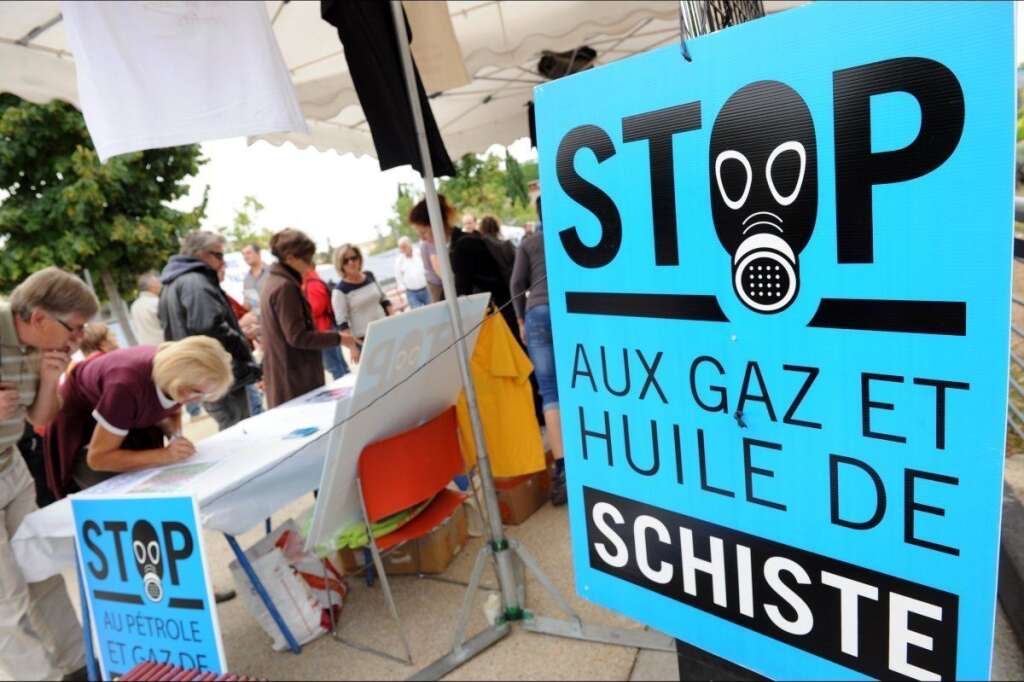 GAZ DE SCHISTE: un trésor qui sent le souffre - La France abriterait dans son sol plusieurs millions de mètres cubes de gaz de schiste, emprisonnés dans l'argile. Inconvénient: ces ressources sont difficiles d'accès et les techniques requises pour les libérer très coûteuses sur le plan environnemental. La France exclut pour l'heure toute exploration. Mais si elle choisissait à les exploiter, le pays pourrait assurer une part de son indépendance énergétique.