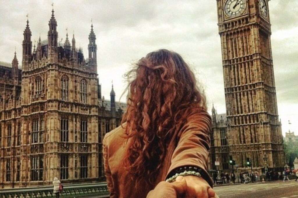 Il prend des photos de sa copine aux quatre coins du monde - À Londres (Angleterre)