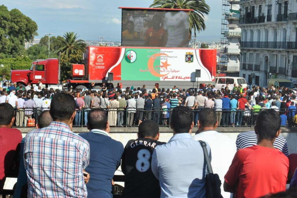 Concentration devant le grand écran - A la Grande Poste d'Alger-centre.