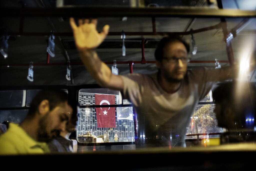 Place Taksim - Des manifestants arrêtés par la police pour avoir imité l'homme débout.