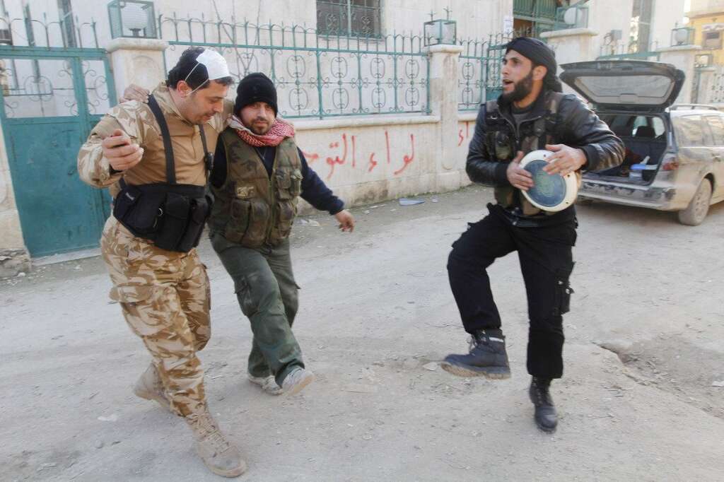 - Des rebelles chantent et dansent près de l'aéroport militaire de Nairab. Alep, le 26 février 2013.