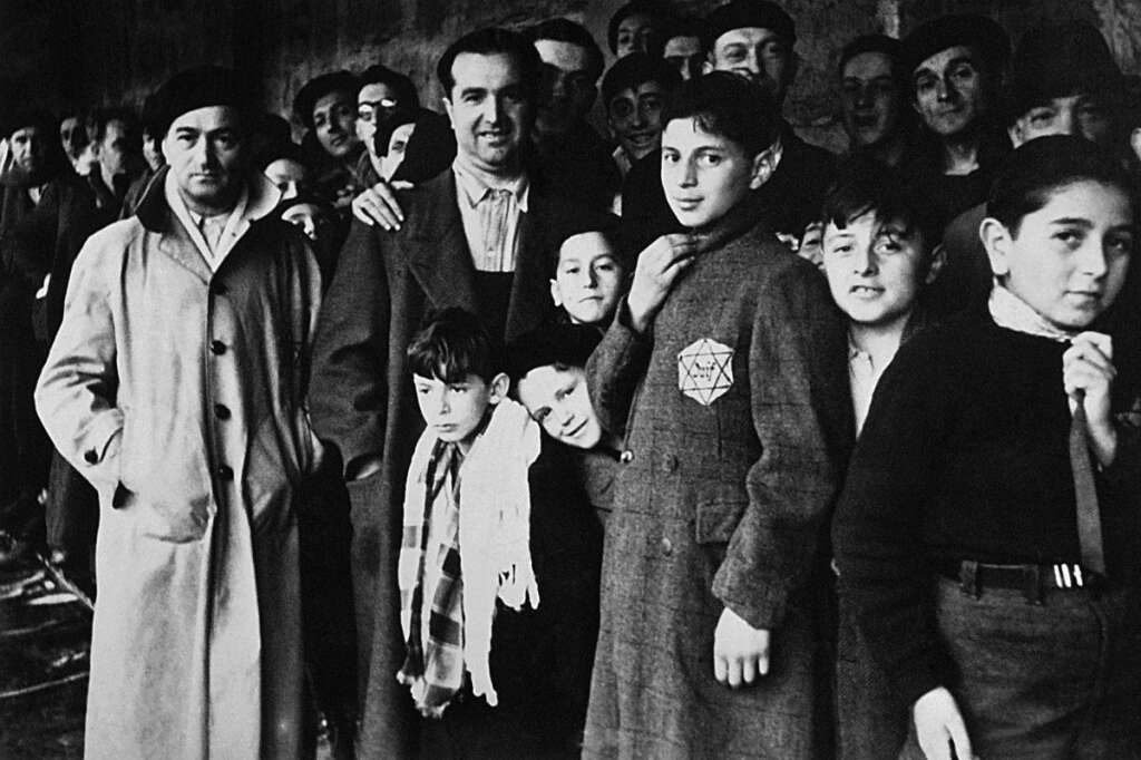 Photo prise en 1942 de juifs internés dans le camp de Drancy après avoir transité par le stade du Vélodrome d'Hiver à Paris.