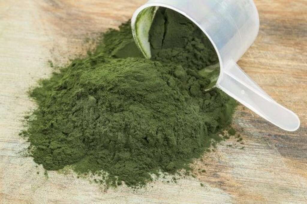 La spiruline - La spiruline est une algue verte foncée que l’on retrouve généralement séchée et en poudre. Elle est très riche en protéines, ce qui en fait une bonne option pour les végétaliens, dont les sources de protéines sont restreintes, dit la Dre Gans. Une once de spiruline séchée donne environ 15g de protéines, soit environ l’équivalent de celles contenues dans deux gros œufs. La spiruline contient aussi des bêta-carotènes, un antioxydant, et du fer. Mais ceux qui consomment des produits d’origine animale peuvent trouver ces nutriments dans des aliments meilleur marché et plus accessibles. «Si vous avez une alimentation équilibrée, vous n’avez pas vraiment besoin de courir les boutiques d’aliments naturels pour trouver de la spiruline», explique Keri Gans. Plutôt que d’ajouter de la spiruline à votre smoothie, vous pouvez y ajouter du lait ou du yogourt pour obtenir plus de protéines.  <strong>Verdict:</strong> La spiruline est une bonne source de protéines, particulièrement pour les végétaliens. Si ce n’est pas votre cas, des options plus accessibles sont disponibles.