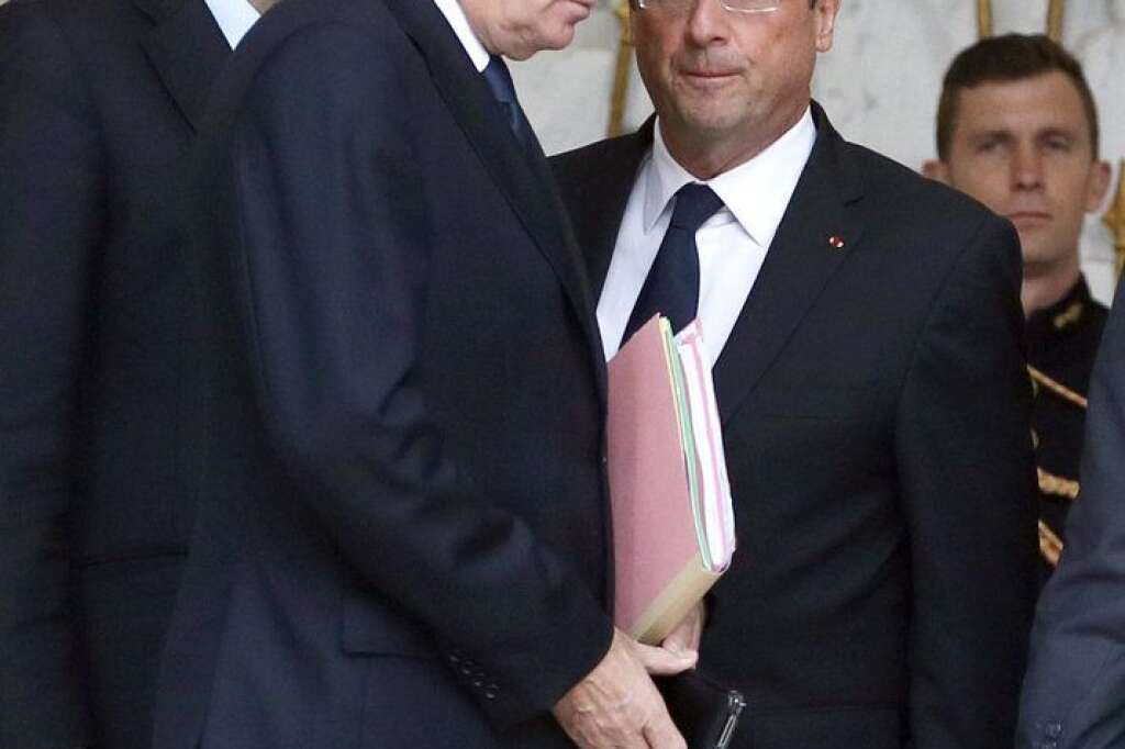 23 septembre 2012: Hollande passe sous la barre des 50% de confiance - Malmené par la crise, le couple exécutif voit sa cote de popularité s'effondrer au mois de septembre. Pour la première fois, François Hollande passe sous la barre dess 50% de satisfaits, suivi de près par son premier ministre.   A relire sur <a href="http://www.huffingtonpost.fr/2012/10/15/popularite-hollande-en-chute-libre-sondages_n_1967593.html">Le HuffPost</a>