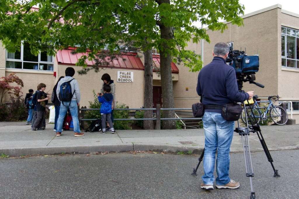 - Les médias devant l'école primaire de False Creek, à Vancouver, où la main a été expédiée. (PC/Darryl Dyck)