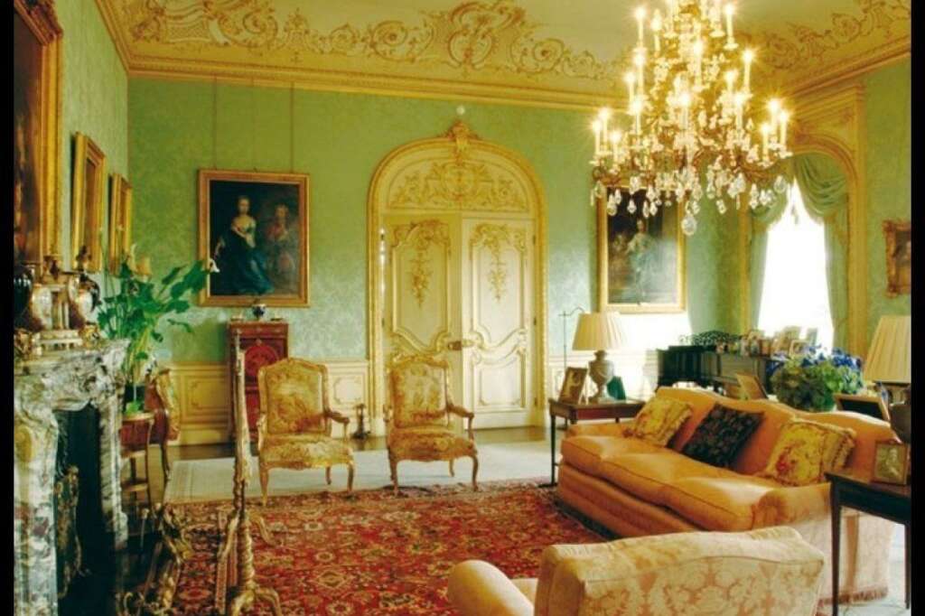 - <strong>DOWNTON ABBEY Château d'Highclere, Angleterre</strong>    S'il y a une série où il fait plutôt bon vivre - à condition d'être bien né(e) - c'est bien dans les couloirs de <em>Downton Abbey</em>, tournée à une heure de Londres, dans le château d'Highclere. Il est possible de visiter les chambres mais pas d'y dormir.