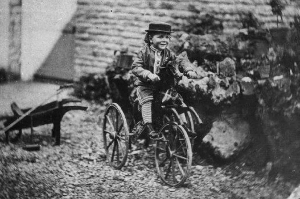 - 1870:  Un enfant sur un cheval muni de deux roues.  (Photo pat Hulton Archive/Getty Images)