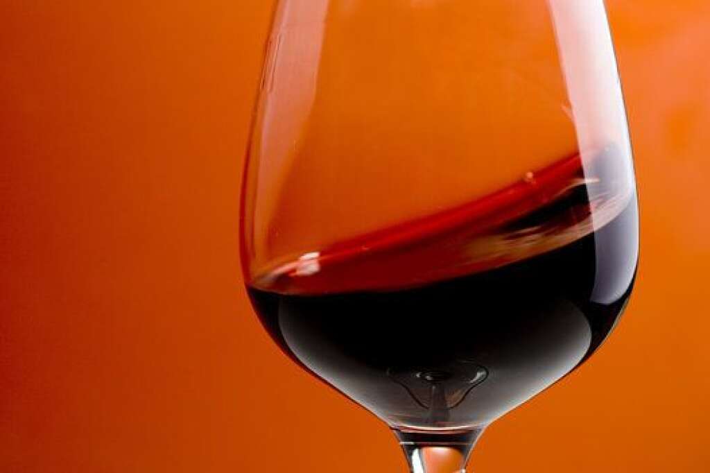 Alcool - Vous vous sentez un peu pris après un verre de vin rouge? Vous n'êtes pas seul. L'alcool, le vin rouge en particulier, peut faire empirer les allergies. "Certaines personnes sont très sensibles aux sulfites, et cela empire leurs allergies", explique Rosenstreich. Ces composants apparaissent naturellement dans la bière et le vin. Une étude danoise du Clinical & Experimental Allergy montrait que les femmes qui buvaient plus de 14 verres par semaine étaient 78% plus susceptibles de développer un nez bouché en permanence comparées aux femmes qui boivent moins.