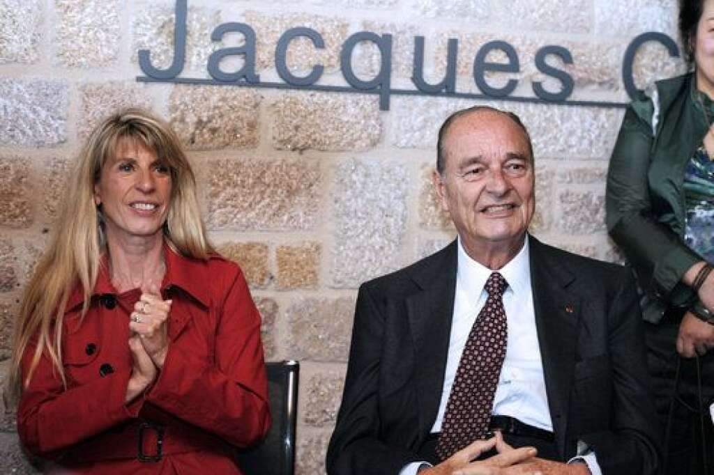 3 mars - Sophie Dessus - Députée de Corrèze depuis 2012 (elle avait succédé à François Hollande), Sophie Dessus est décédé des suites d'un cancer à l'hôpital de Limoges. Maire d'Uzerche depuis 2001, elle restait associée à Jacques Chirac après qu'une de leur discussion a été immortalisée par les caméras du "Petit Journal" en plein discours de Bernadette Chirac.  <strong>» Lire notre article complet <a href="http://www.huffingtonpost.fr/2016/03/03/sophie-dessus-deputee-socialiste-disparation_n_9375894.html" target="_blank">en cliquant ici</a></strong>