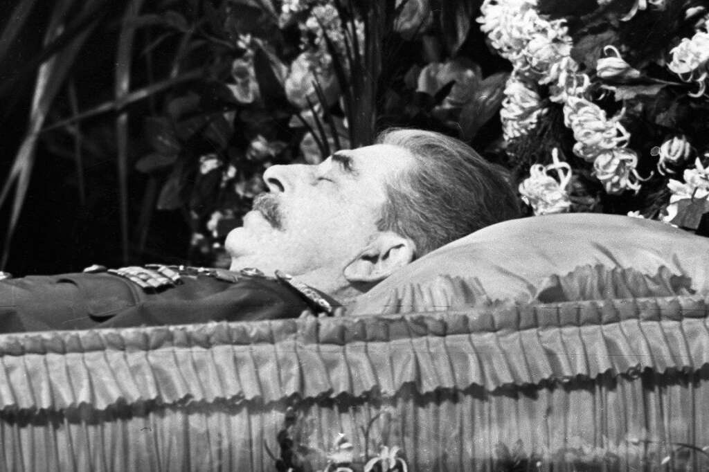 Joseph Stalin (1878-1953) - A sa mort, le 5 mars 1953, le dirigeant soviétique est embaumé et exposé dans le mausolée de Lénine. Son corps en est toutefois retiré en 1961 dans le cadre de la campagne de déstalinisation menée par Khrouchtchev. Staline est alors enterré dans un petit cimetière réservé aux dignitaires, juste derrière le mausolée.