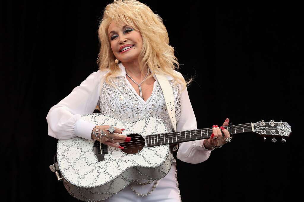 Dolly Parton - Du haut de ses 71 ans, la chanteuse de country Dolly Parton est la sixième chanteuse la mieux payée au monde en 2017 avec 37 millions de dollars -soit 31,5 millions d'euros- de revenus entre juin 2016 et juin 2017.
