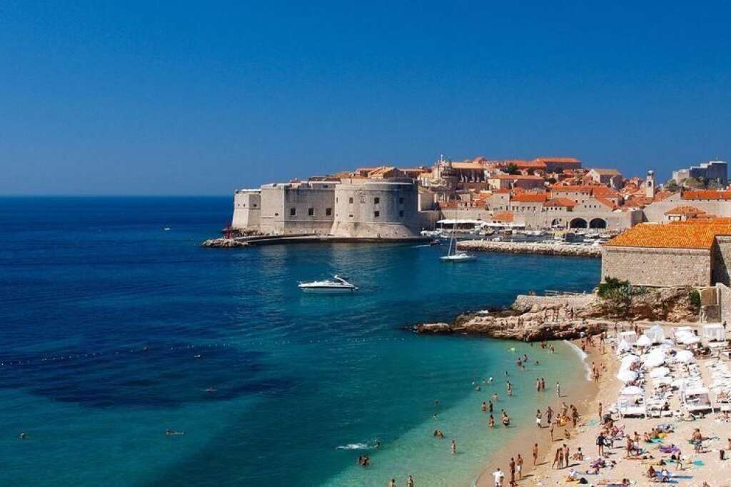 5. La plage - La Croatie c'est aussi un pays qui attire chaque année plus de 9 millions de touristes grâce à sa culture mais aussi, ne nous leurrons pas, ses plages!  Avec ses 5 835km de côte adriatique, la Croatie ne manque pas de "spots" de plage! La côte étant rocheuse, priorité aux galets mais sur certaines îles, les plages de sable blanc sont légions.  Officiellement le tourisme représente 25 % du PIB de la Croatie.