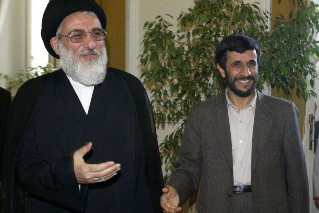 2005 - En août, après l'élection du président conservateur Mahmoud Ahmadinejad, l'Iran reprend ses activités d'enrichissement à Ispahan (centre). Paris, Berlin et Londres rompent les négociations.