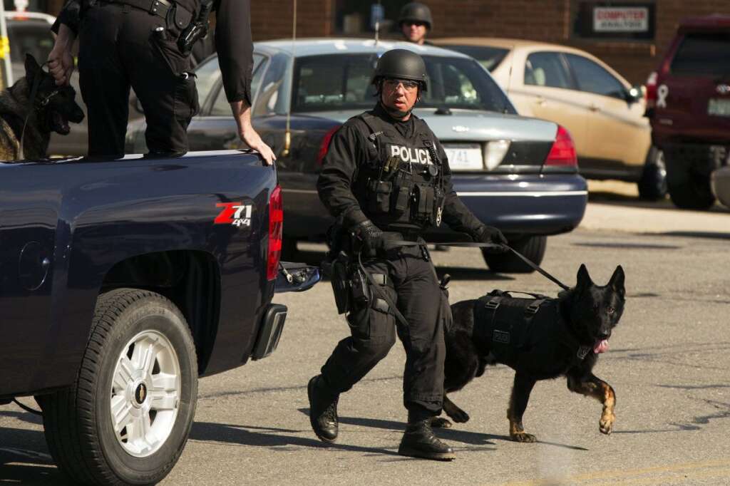 Le SWAT est sur place - Les policiers quadrillent Watertown.