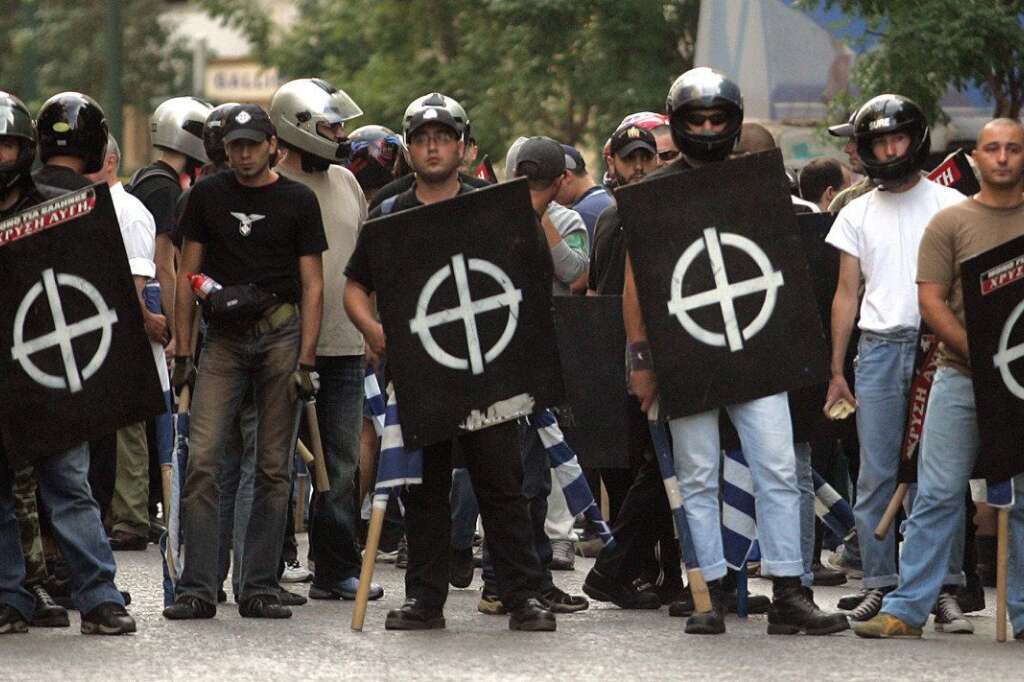 Des militants - Des militants d'Aube Dorée devant le siège du parti en septembre 2005, pour protester contre l'interdiction d'une manifestation des groupements fascistes et néo-nazis européens.