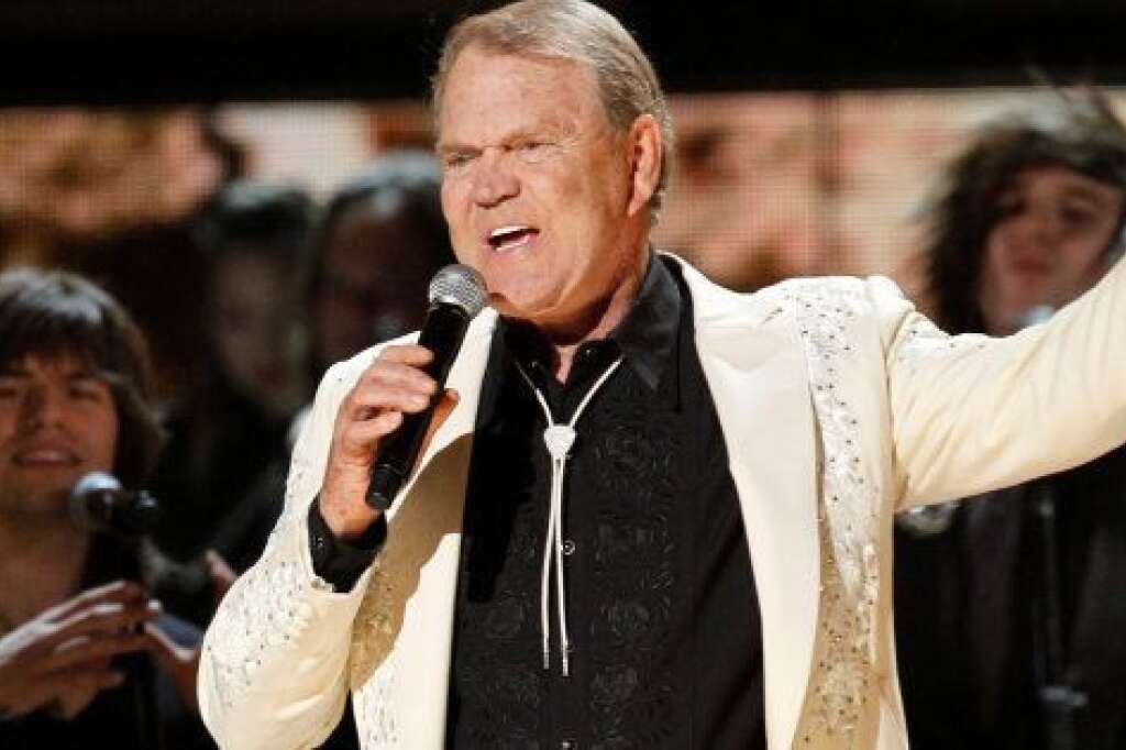 8 août - Glen Campbell - La légende de la country, interprète notamment de "Rhinestone Cowboy" et qui a vendu des millions d'albums au cours de sa longue carrière, est mort à 81 ans. Il souffrait de la maladie d'Alzheimer. <p><strong>» Lire notre article complet en cliquant <a href="http://www.huffingtonpost.fr/2017/08/09/glen-campbell-est-mort-le-deces-de-la-legende-de-la-country-bouleverse-les-americains_a_23071597/?utm_hp_ref=fr-homepage">ici</a></strong></p>