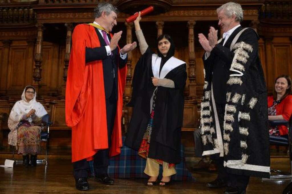 Malala diplômée - Malala a reçu le 19 octobre 2013 des mains de l'ancien Premier ministre britannique Gordon Brown un Honorary Degree of Master of Arts (diplôme honoraire) de l'université d'Edimbourg.