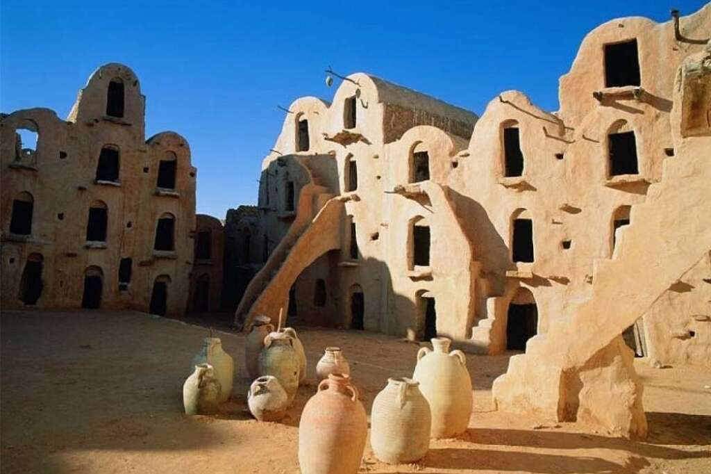 - <strong>STAR WARS Région de Tataouine, Tunisie</strong>  Location choisie par George Lucas pour tourner les scènes de la planète Tatooine. Depuis, les villages de Ksar Hadada et de Matmata sont des lieux de pèlerinage pour les fans de la saga.