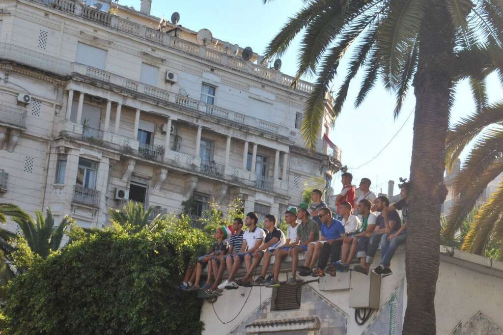 Spectateurs en hauteur - A la Grande Poste d'Alger-centre.