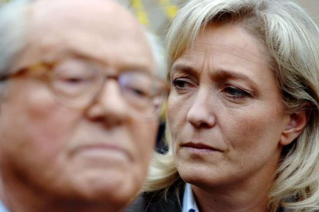 2007: Le Pen siphonné par Sarkozy - Tandis que sa fille Marine occupe une place grandissante à ses côtés, Jean-Marie Le Pen ne parvient pas à rééditer son exploit de 2002. "Siphonné" par la campagne-éclair de Nicolas Sarkozy malgré sa réconciliation avec Bruno Mégret, le "Menhir" n'obtient que 10,44% des voix et finit quatrième. A 74 ans, il est temps de céder la place. D'autant que la déroute de son parti aux législatives plonge le FN dans une très grave crise financière.