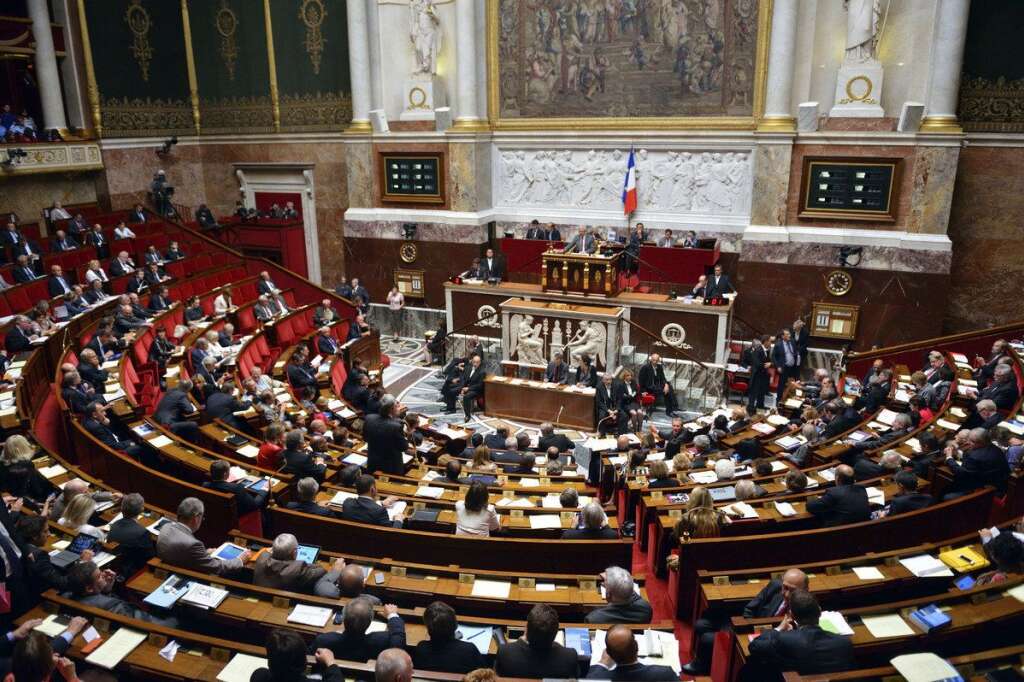 Vote de l'écotaxe - 23 juillet 2009: le Parlement vote à la quasi-unanimité la mise en place de l'écotaxe à compter de 2011 pour les camions de plus de 3,5 tonnes circulant sur les routes nationales et départementales en France.  Elle est censée rapporter plus de 800 millions d'euros par an à l'État.