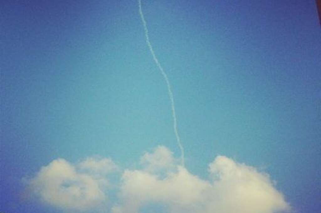 - Le Hamas a lancé une fusée vers Israël depuis un quartier de Gaza, lundi, laissant une marque blanche dans le ciel.