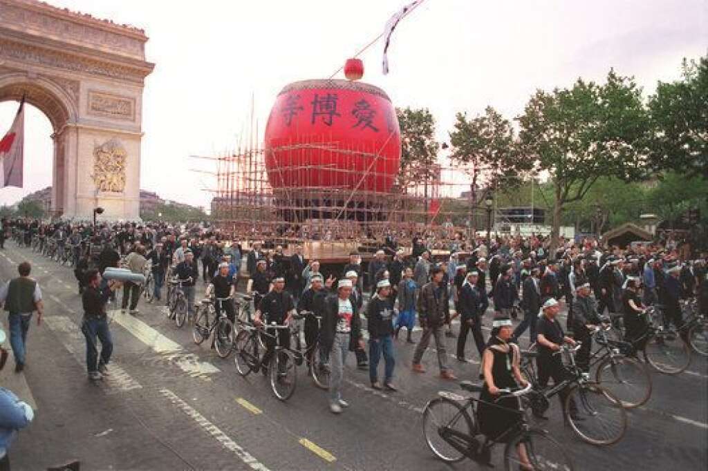 14 juillet 1989 - Environ un million de personnes assistent sur les Champs-Elysées au défilé de Jean-Paul Goude, apogée du bicentenaire de la révolution.