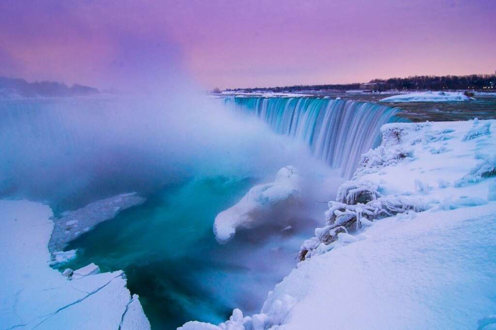 10. Voir enfin les fameuses chutes du Niagara - On rêve tous d’aller voir au moins une fois dans sa vie <a href="http://www.monnuage.fr/photos/point-d-interet/10791/7730531" target="_blank">les chutes du Niagara, non ?</a> Le bruit assourdissant avec cet énorme débit d’eau qui vous arrose à des kilomètres à la ronde et une beauté sans égal. Notre conseil : restez jusqu’au soir si vous pouvez pour voir les illuminations sur les chutes.