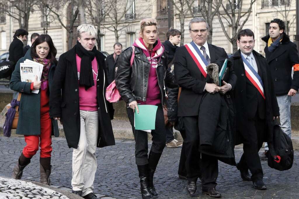24 mai 2013: Frigide Barjot renonce à manifester - Menacée par des groupuscules d'extrême droite et marginalisée au sein de son mouvement pour avoir prôné l'union civile pour les homosexuels, Frigide Barjot renonce à manifester. Elle est placée sous protection policière.