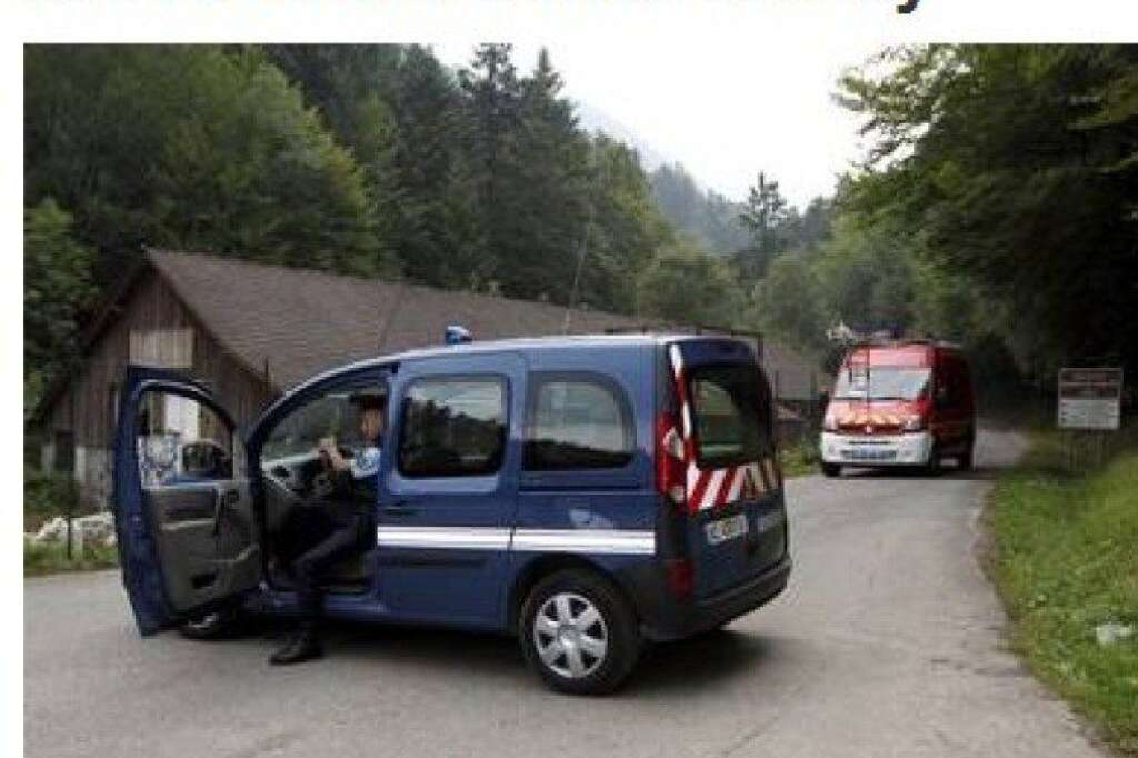 The Evening Standard - "Horreur dans les Alpes: une seconde fille, 4 ans, trouvée vivante dans une voiture heures après la découverte d'un massacre d'une famille britannique"