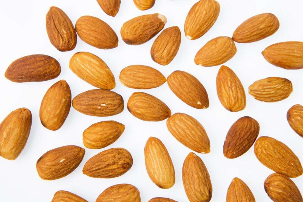 Noix - <strong>MYTHE:</strong> Les noix sont trop riches en gras  <strong>VÉRITÉ:</strong> Faux! Elles sont riches en énergie, en protéine, en fibre et en oméga-3 pour ne nommer que quelques bénéfices.   Le gras insaturé contenu dans les noix donner l'impression de satiété. Elles sont donc excellente en collation de mi-journée. Il est recommandé de manger environ 15-20 noix par jour.
