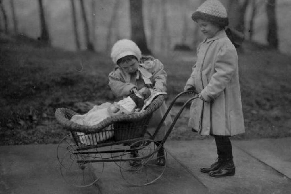 - 1912 : Deux fillettes jouent à la poupée à New York. (Photo by Lewis W. Hine/Buyenlarge/Getty Images)