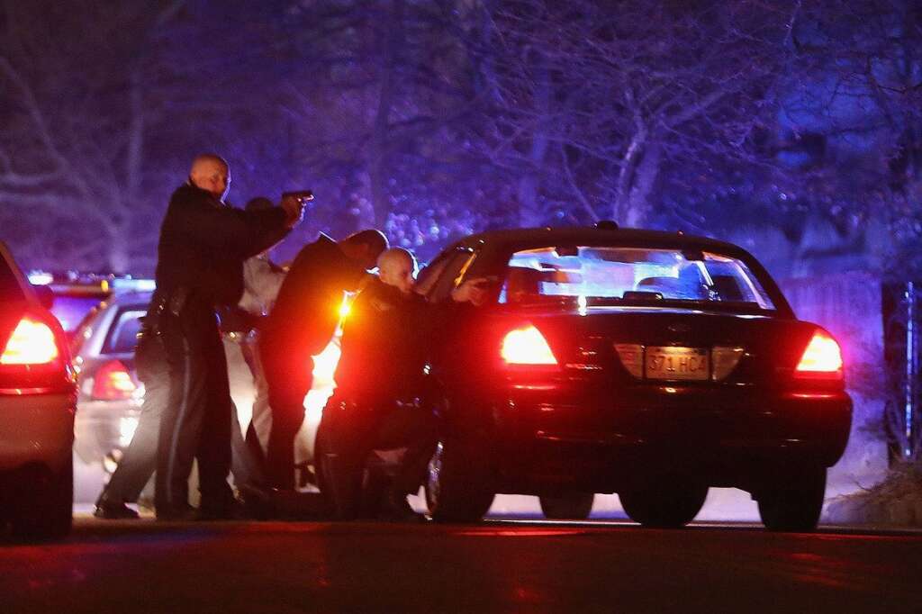 Un policier tué - Dix minutes plus tard, le corps d'un policier tué par balles est retrouvé dans sa voiture, du côté est du campus.