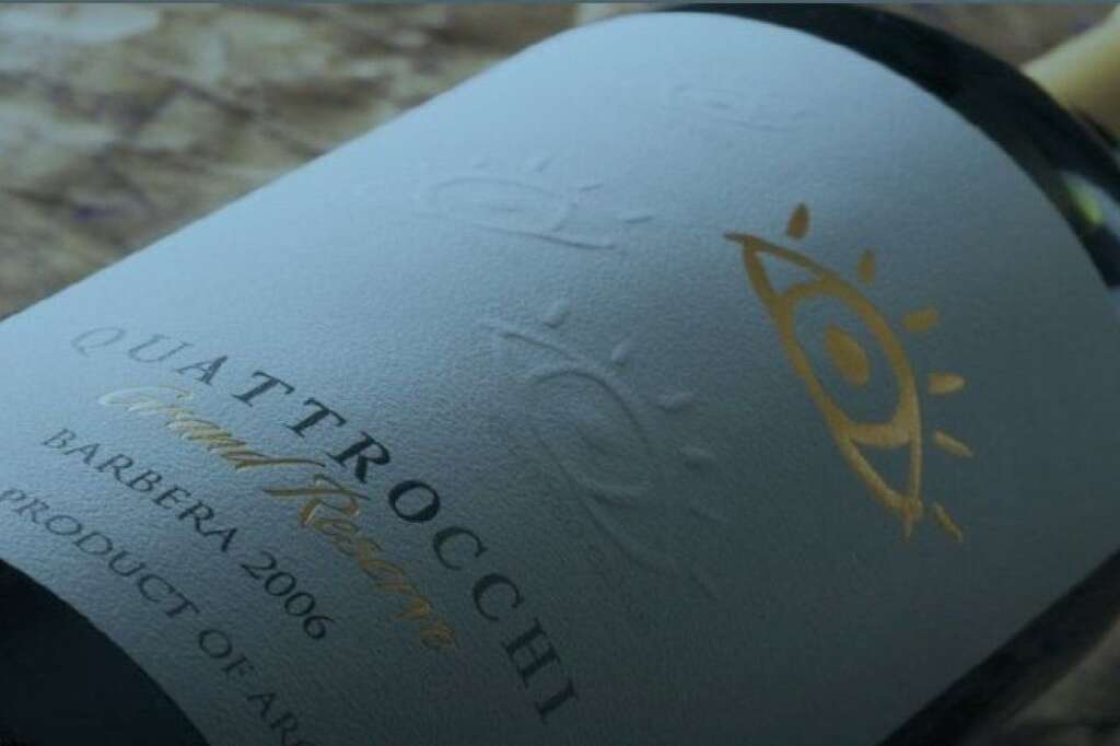 Barbera Quattro Occhi - Le nom ne trompe pas, la <a href="http://www.bodegaquattrocchi.com.ar/" target="_hplink">Bodega Quattrocchi</a> (Mendoza) est bien propriété d'une famille d'origine italienne. La bodega comptabilise près de 300 hectares de vigne. impressionnant. Ici, nous avons un raisin typique du Piémont, la Barbera, qui est vinifié dans le haut de gamme. Un passage dans les barriques (60 % chêne français et 40 % chêne américain) apporte la complexité et la structure au produit. La finale est sur le chocolat amer contrebalancée par des notes de fruit rouge. A boire et à méditer.