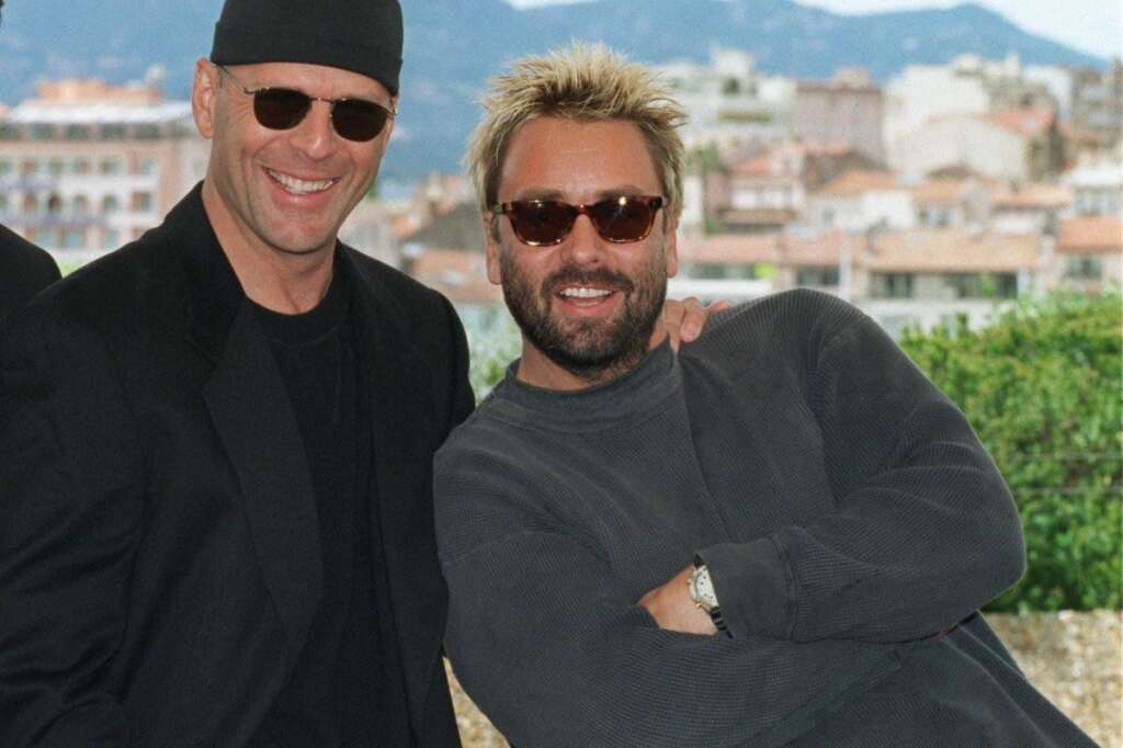 Bruce Willis et Luc Besson (1997) - Le petit bonnet façon cambrioleur ou le sweat informe? À moins que ce soit ce blond décoloré...