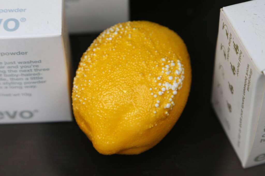 Un citron qui a mal vécu l'effet loupe derrière la vitrine d'un barbier (voir image précédente).