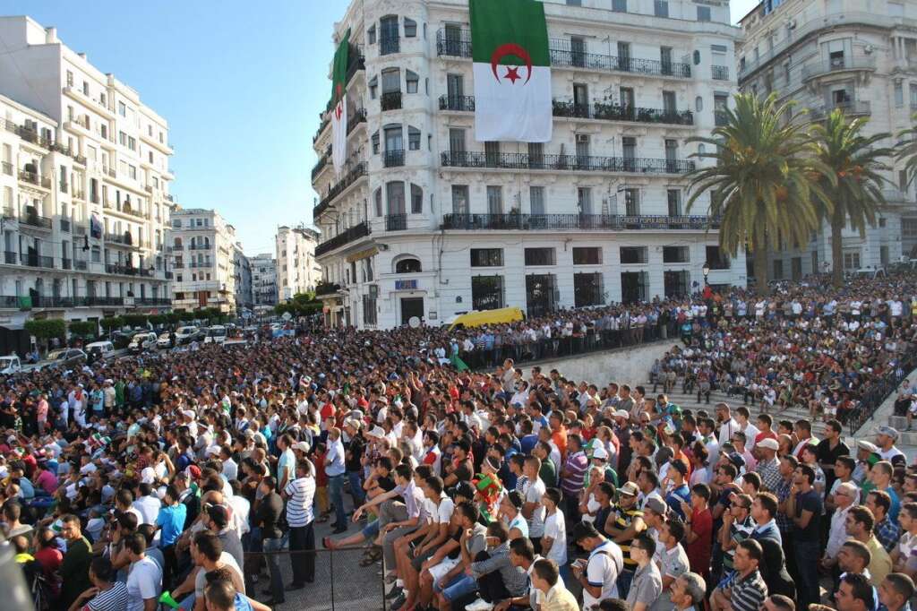 Supporters à perte de vue - A la Grande Poste d'Alger-centre.