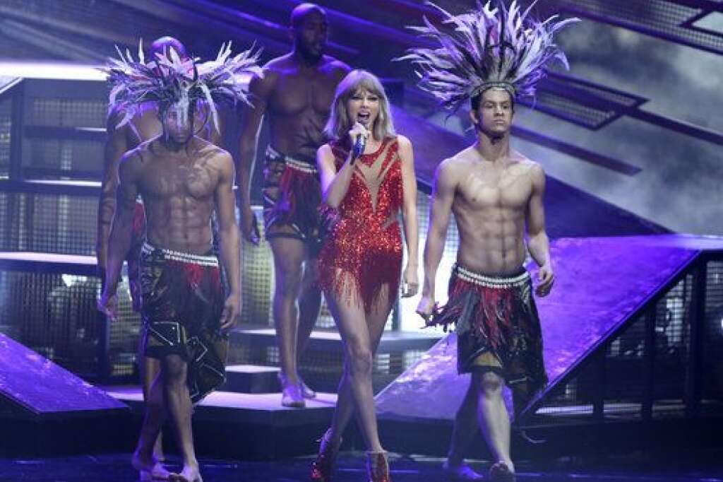 Taylor Swift - La chanteuse a accompagné Nicki Minaj sur sa chanson "The Night Is Still Young".