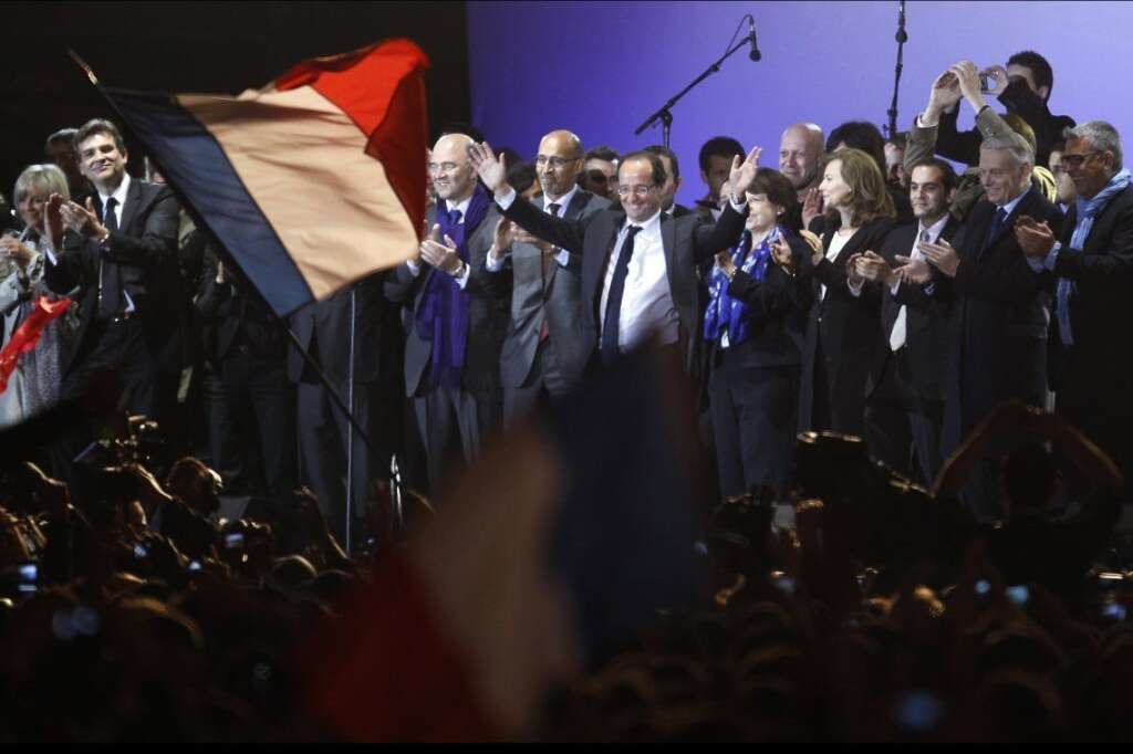 6 mai 2012: Hollande élu 7e président de la Ve République - Après 17 années d'absence, un homme de gauche est élu à l'Elysée. François Hollande l'emporte contre Nicolas Sarkozy avec 51,6% des voix.  A relire sur <a href="http://www.huffingtonpost.fr/2012/05/06/hollande-president-resultats-analyses_n_1489381.html">Le HuffPost</a>