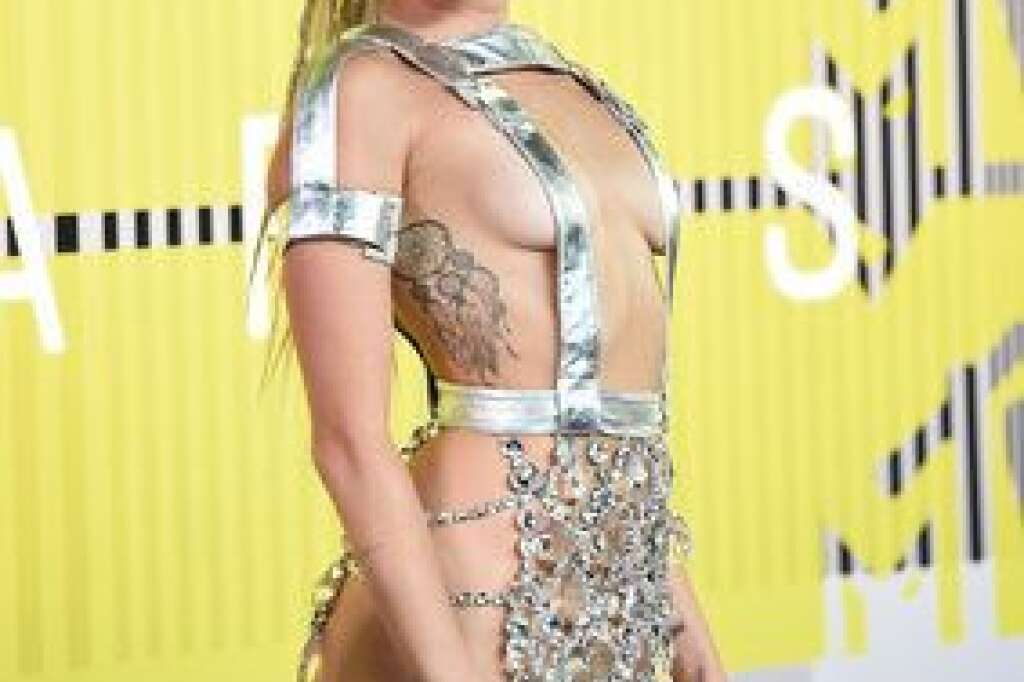 Miley Cyrus - Première tenue de la soirée pour la chanteuse-présentatrice qui arrive sur le tapis rouge.
