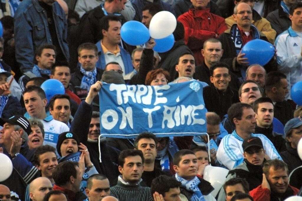 2001: retour au football - Des supporters brandissent un panneau pour le retour de Bernard Tapie à l'OM. Mais les résultats ne seront pas au rendez-vous.