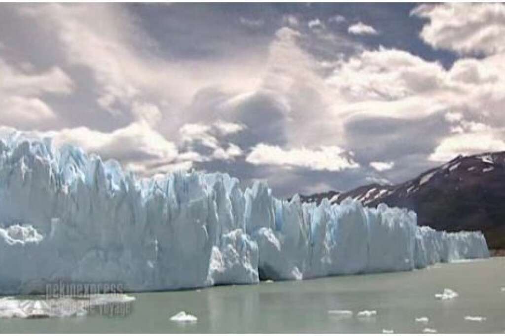 Le glacier Perito Moreno - Saison 5 - L'ascension du glacier Perito Moreno est considérée comme la plus difficile et surtout le plus dangereuse épreuve de Pékin Express. 60m de haut, et 250 km2 de superficie. Le danger est omniprésent à chaque pas tant les trous et crevasses sont nombreux.   Dans France-Soir, Yousra, l'une des candidates explique : "C'était impressionnant. Nous étions entourés de crevasses. Une mauvaise chute et nous pouvions nous tuer". La production avait tout mis en oeuvre pour éviter un drame : "Ce n'est pas à n'importe quelles conditions que nous souhaitions faire découvrir ce site incroyable aux candidats. Nous avons fait appel à une entreprise habilitée à emmener des touristes sur le glacier du Perito Moreno. Chaque binôme ainsi que leur cadreur était encadré par deux guides de haute montagne."