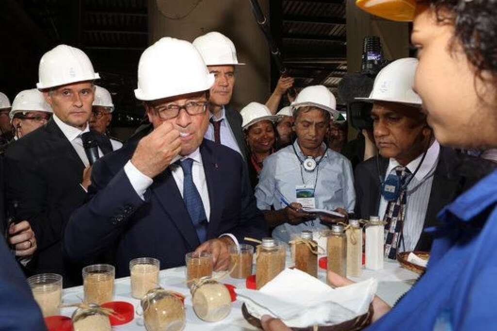 La Réunion - août 2014 - François Hollande s'est ensuite rendu à la Réunion, au cours de l'été 2014. Il y a notamment visité une plantation de sucre à Saint-Louis. Cette visite était programmée dans le cadre d'un déplacement plus large dans l'océan Indien.
